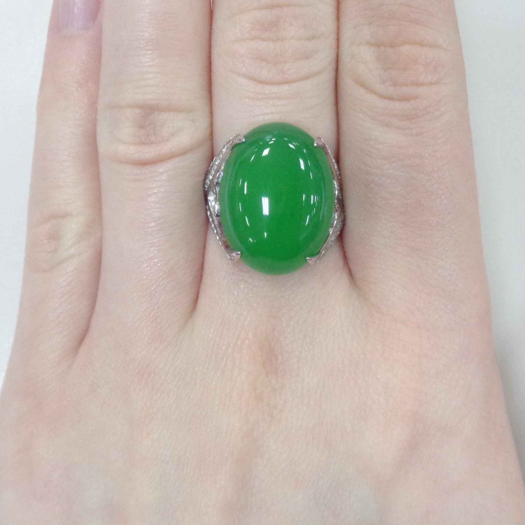 Серебряное кольцо с зеленым халцедоном